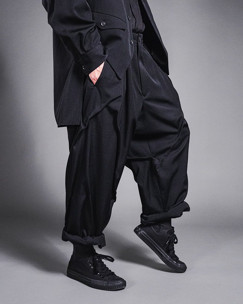 HUES_FUKUOKA's tweet photo. YOHJI YAMAMOTO POUR HOMME 2026AWスタート。ブランドの原点とも言えるシワギャバが入荷しました。チャイナジャケット、ランダムタック、カラス、バルーンパンツに加え、ギャバハット&キャスケットも到着。今から着られる秋冬の第一便です。 #YohjiYamamoto #HUES https://t.co/1UekxLo2rW