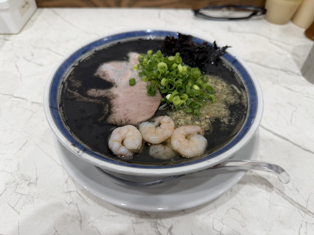 mach__'s tweet photo. 無冠　阿佐ヶ谷

ブラック牡蠣塩ラーメン　海老　太麺

イカスミは色の割には
あんまり主張してないで牡蠣と調和している。

これ、ごはんつけても美味しいな。 https://t.co/sr1B4BJq43