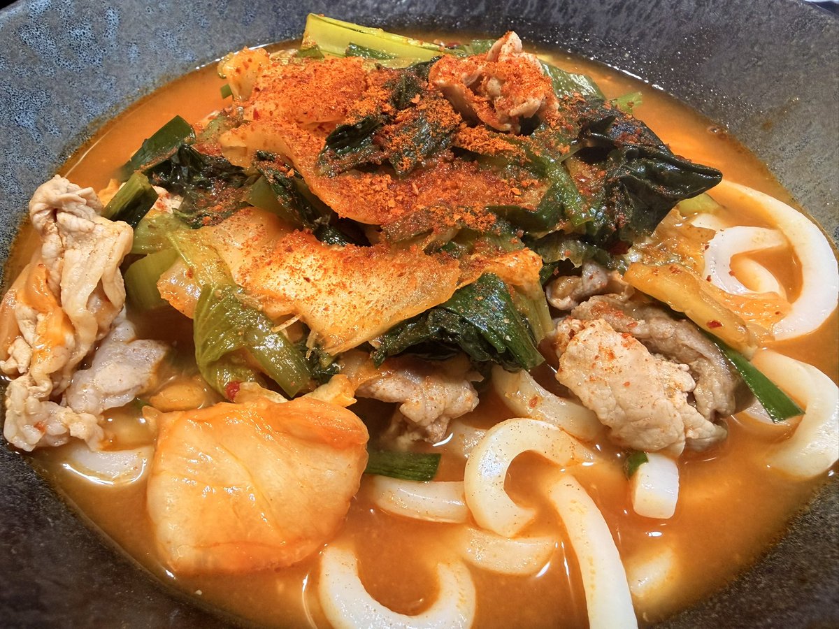 simayuma_v's tweet photo. 夕飯の時間です！！！！

このボリュームで
材料費約280円！！！！！
舞茸とかぼちゃの天ぷら！！！！

お家にあった調味料でスープ作って
チゲうどん！！！！

氷彩で乾杯！！！
ᐠ( ᐛ )ᐟ✨ https://t.co/vAQY1XFPrT
