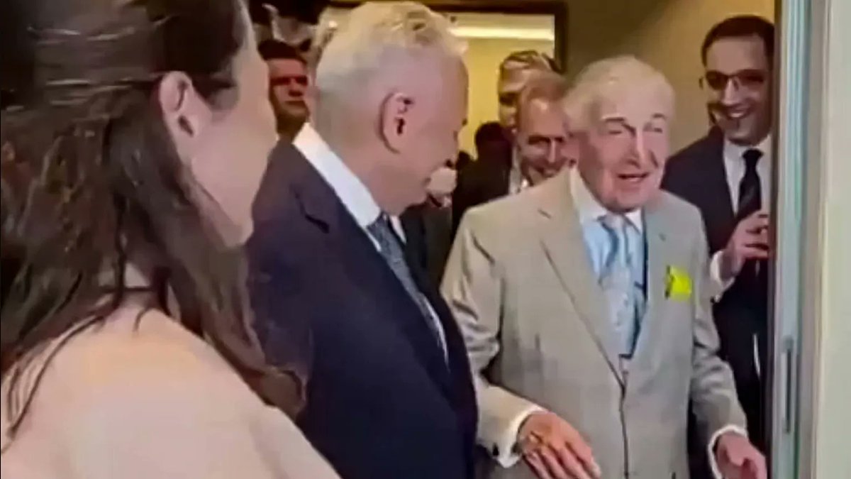 uzunabdurrahman's tweet photo. Birkaç gündür Koç Ailesi'nin büyükbaşının kadınları incitecek bir söylemi ülke gündemine oturmuş vaziyette.

Kimisi mevzunun bir fıkradan ibaret olduğunu, büyütülmemesi gerektiğini, Koç Ailesi'nin ülke ekonomisine olan önemli katkısını dile getirirken; kimisi de hesap sorulması gerektiğini, güçlü olduğu için ayrıcalık tanınmaması gerektiğini söyleyerek adaletin herkese eşit uygulanmasını istiyor.

Bunun yanında da yıllarca kadın hakları ve özgürlükleri üzerinden slogan atan, yürüyüş yapan, duyar kasan kişi, kurum ve kuruluşların; söz konusu köylü, Kürt veya Anadolu kadını olduğunda kafasını kuma gömüp ölü taklidi yapmasına takılmış durumda.

Oysa kadının kimliğine, kökenine, inancına, yaşam tarzına ya da dünya görüşüne göre değer biçen anlayış; adaletin değil, ideolojik tatminin veya hesaplaşmanın peşindedir.

Gerçek kadın hakları savunuculuğu; mağdurun kim olduğuna, nereli olduğuna değil, uğradığı haksızlığa ve saygısızlığa bakabilmektir.

Anadolu'nun bir köyündeki kadın da bir metropolde yaşayan kadın da, Kürt kadın da, Türk kadın da, Arap kadın da aynı insanlık onuruna sahiptir. Çünkü kadın; bir istatistik, bir propaganda malzemesi ya da ticari ve ideolojik bir araç değildir.

Kadın; bir candır, bir annedir, bir hayat arkadaşıdır, bir kardeştir, bulunduğu yerde zarif bir çiçektir ve en önemlisi de Allah'ın insana emanetidir.

Bu yüzden mesele; kadının hangi kimliğe sahip olduğu değil, ona insan olmanın gerektirdiği saygının, hürmetin ve sevginin gösterilip gösterilmediğidir.

Zengin ve güçlü birinin kadınları incitecek bir tavrı olduğunda sessiz kalanlar olabilir.

Görmezden gelenler olabilir.
Çifte standart uygulayanlar da olabilir.

Ama adaletin kişilere ve statülere göre eğilip bükülmemesi ve Rahmi Koç hakkında soruşturma açılması, ülkemiz adına sevindirici bir duruştur.

Bir toplumun vicdanı; güçlüden yana değil, haklıdan yana durabildiği gün ayakta kalır.

Ez cümle;
İncitilen kadının Kürt, Türk veya Arap olması ya da edepsizlik yapanın zengin, fakir, güçlü veya sıradan olması fark etmez.

Kadına saygı göstermeyenlere, onu değersizleştirenlere, can, mal ve namus haklarını yok sayanlara, onu ticari ve ideolojik bir aparat olarak görenlere ve kadını kimliğine göre sınıflandıranlara yazıklar olsun.
#rahmikoç