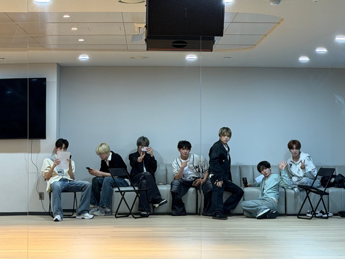 red5ran9e's tweet photo. 260608 모디세이 수다방 요약 #헝위
 
-모닝라이브 하다가 끌려갔을때 납치당해서 오히려 좋았고 눈가려서 스릴있었다 함ㅋㅋ
-저이 수능 잘 보고 왔냐면서 아직도 고등학생인줄 알았다고 동생 귀여워하기ㅋㅋ
-로완 부르기: 로완 > 肉丸🍡! 로우완..(쑨초딩) > 아차우윗(오타) >세이 에-오!!!
-“하오야 부탁 하나만.. 45분정도만 조용히 좀”
-린린한테 요즘 배운 한국어 말해보라고 하니까 하오가 린린이 왜 놀리냐고 헝위한테 요즘 배운 중국어 말해보라구 하니까 “하오야 잠깐 면담좀”
-최근 숙소에서 만든요리: 쭥꽐V.. (쪽갈비)
-저이한테 궁금한점: 진짜 키 3미터 안돼?
-귀신의집: 그거 별거 없던데 세트가 이쁘긴 했어 거기서 살고 싶었다고 남자 허세부림ㅋㅋㅋㅋㅋㅜ
-얘들아 우리 이제 어른인데 어른답게 얘기하자고 해놓고 “밥 언제줘? 밥 뚜떼요 배고파요” 라고 애교부림><🍚💗