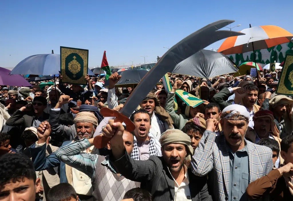 MarioNawfal's tweet photo. 🇾🇪🇮🇱 The Houthis just announced a complete ban on Israeli ships in the Red Sea, declaring any Israeli movement a military target.

The Bab el-Mandeb Strait sits at the mouth of the Red Sea between Yemen, Djibouti, and Eritrea. About 3.3 million barrels of oil pass through it every day. Roughly 12% of all global seaborne trade flows through that chokepoint.

Source: NY Post / Writers: Jamie, Samuel