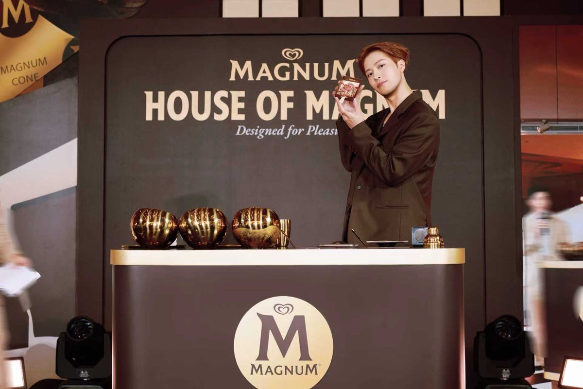 Bunterngonline's tweet photo. Magnum ครีเอทความฟินครั้งใหม่! ชวน แจ็คสัน หวัง เสิร์ฟโมเมนต์สุดฟินที่ House of Magnum พร้อมเปิดตัว Magnum Cone ครั้งแรกของไทย ความอร่อยรูปแบบใหม่ที่คนรักช็อกโกแลตต้องลอง

ฟินจนฉุดไม่อยู่! เมื่อ แจ็คสัน หวัง (Jackson Wang) กลับมาหาแฟน ๆ ชาวไทยในฐานะ Magnum Global Brand Ambassador พร้อมเสิร์ฟความฟินรูปแบบใหม่อย่าง Magnum Cone Trio Chocolate Prestige แม็กนั่มรูปแบบโคนครั้งแรกของเมืองไทยที่คนรักช็อกโกแลต ห้ามพลาด
เพิ่มเติม▶️ https://t.co/YKfQovQLer
#HouseOfMagnum #MagnumConeTrioChocolatePrestige #DesignedForPleasure 
#MagnumTHxJacksonWang #JACKSONWANG