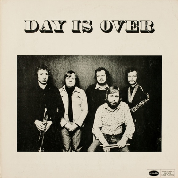 tkyjazz's tweet photo. #Jazz
エスコ・リンナヴァッリ
「Day is Over」1975年

Esko Linnavalli：p、el-p
Eero Koivistoinen：sax
Allan Botschinsky：tp、flh
Niels-Henning Ørsted-Pedersen：b
Esko Rosnell：ds

洗練された北欧ジャズ作品の好盤
初めて聴いたがお気に入り盤に😍
ペデルセンのベースのドライブ感が最高👏👍 https://t.co/lWTtNYPim0