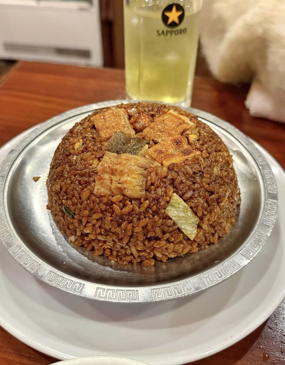 komashi's tweet photo. 大宮グルメナンバー1にも輝いた蒲焼き入り漆黒の鰻チャーハンとグツグツが止まらない竜煙石鍋麻婆豆腐で飲む🍻

大宮📍登竜門 https://t.co/LYbGVF3hY0