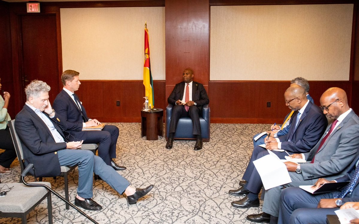 NFrelimo's tweet photo. O Presidente Daniel Chapo recebeu este domingo, 7 de Junho, em Washington DC, Garrick Gish, CEO da US International Finance Partners, e Paul Sullivan, Presidente de Negócios Internacionais da ACROW Bridge, em audiências centradas nas oportunidades de investimentos. https://t.co/ecBc5X9J7S