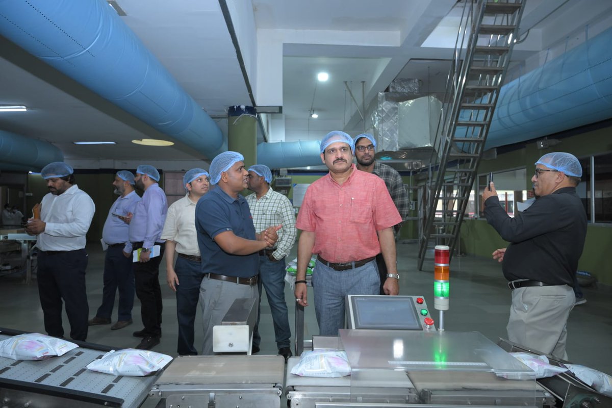 mdncdc's tweet photo. राष्ट्रीय सहकारी विकास निगम (NCDC) के उप प्रबंध निदेशक श्री रोहित गुप्ता व LINAC के महानिदेशक श्री मनोज कुमार के नेतृत्व में एक प्रतिनिधिमंडल ने राष्ट्रीय डेयरी विकास बोर्ड (NDDB) के सहकारी विकास मॉडल का अध्ययन करने हेतु आनंद का दौरा किया।

प्रतिनिधिमंडल ने एनडीडीबी के अध्यक्ष डॉ. मीनेश शाह तथा वरिष्ठ अधिकारियों के साथ बैठक कर डेयरी अवसंरचना सुदृढ़ीकरण, सहकारी विकास तथा एनडीडीबी–एनसीडीसी के मध्य हुए समझौता ज्ञापन (MoU) के प्रभावी क्रियान्वयन पर चर्चा की।

इस दौरे के दौरान प्रतिनिधिमंडल को सफल सहकारी संस्थानों एवं ग्रामीण विकास की नवाचारी पहलों का प्रत्यक्ष अनुभव प्राप्त हुआ। प्रतिनिधिमंडल ने त्रिभुवन सहकारी विश्वविद्यालय, ग्रामीण प्रबंधन संस्थान आनंद (IRMA), एनडीडीबी की सहायक इकाइयों, डेयरी प्रसंस्करण सुविधाओं तथा सहकारी-आधारित सतत विकास परियोजनाओं का अवलोकन किया। डेयरी किसानों के साथ संवाद तथा जैविक अपशिष्ट प्रबंधन एवं नवीकरणीय ऊर्जा पहलों के क्षेत्रीय भ्रमण ने ग्रामीण आजीविका सुदृढ़ीकरण में सहकारी मॉडल की प्रभावशीलता को रेखांकित किया।

इस अध्ययन भ्रमण में डेयरी सहकारी समितियों, अवसंरचना परियोजनाओं, सतत विकास पहलों तथा किसान-केंद्रित नवाचारों का भी अवलोकन किया गया, जो सहकारिता आधारित समावेशी विकास को गति प्रदान कर रहे हैं। 

#सहकार_से_समृद्धि #NCDC #NDDB #सहकारिता #डेयरी_विकास #ग्रामीण_विकास #किसान_सशक्तिकरण #सहकारी_विकास #आत्मनिर्भरभारत