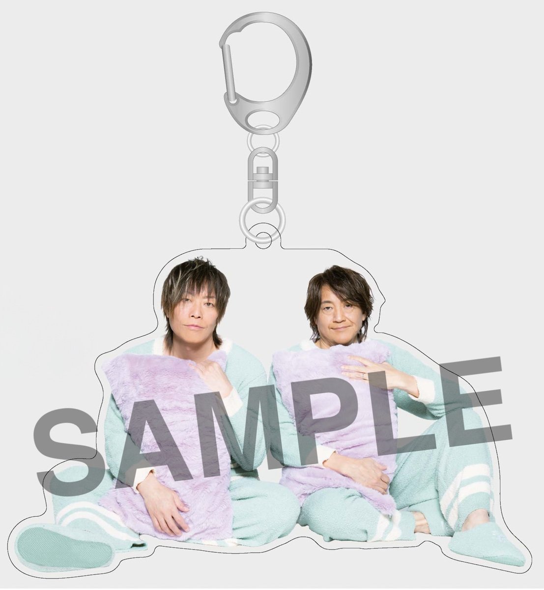 GR_staff's tweet photo. 🛋️GRANROOMグッズ通信販売🛋️

東京、愛知、埼玉の３会場で開催した GRANROOMの一部グッズを販売いたします✨

GRANROOMのメインビジュアルでKISHOW、e-ZUKAが着用したルームウェア、ルームスリッパも数量限定で販売。

更に各会場で大好評だった撮り下ろし写真のアクリルキーホルダーを通販限定で受注販売いたします。
※受注販売商品とご一緒に他の商品と購入いただきますと、
受注販売商品の納品スケジュールで他商品もお届けになりますのでご注意ください。

⏰受注販売期間：
6/8(月)21:00〜6/25(木)23:59

📦配送時期：
7月下旬頃〜

https://t.co/2WjfCaYjQg