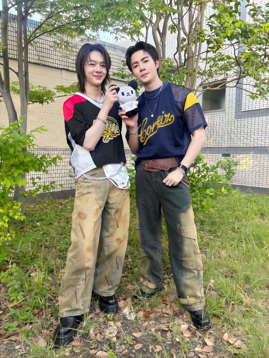 tvasahi_thai's tweet photo. 【泰流HPとYT更新】

タイフェス来日時の #ZeeNuNew 
インタビュー(日本語＆English)🎤

★YouTube
https://t.co/F7nx29VDr1

★Interview記事
👇YouTube動画より長めです✨
https://t.co/vpslpPKRpp　
  ※Followed by English translation 

#ZeePruk #NuNew https://t.co/mBmvdhOIY7