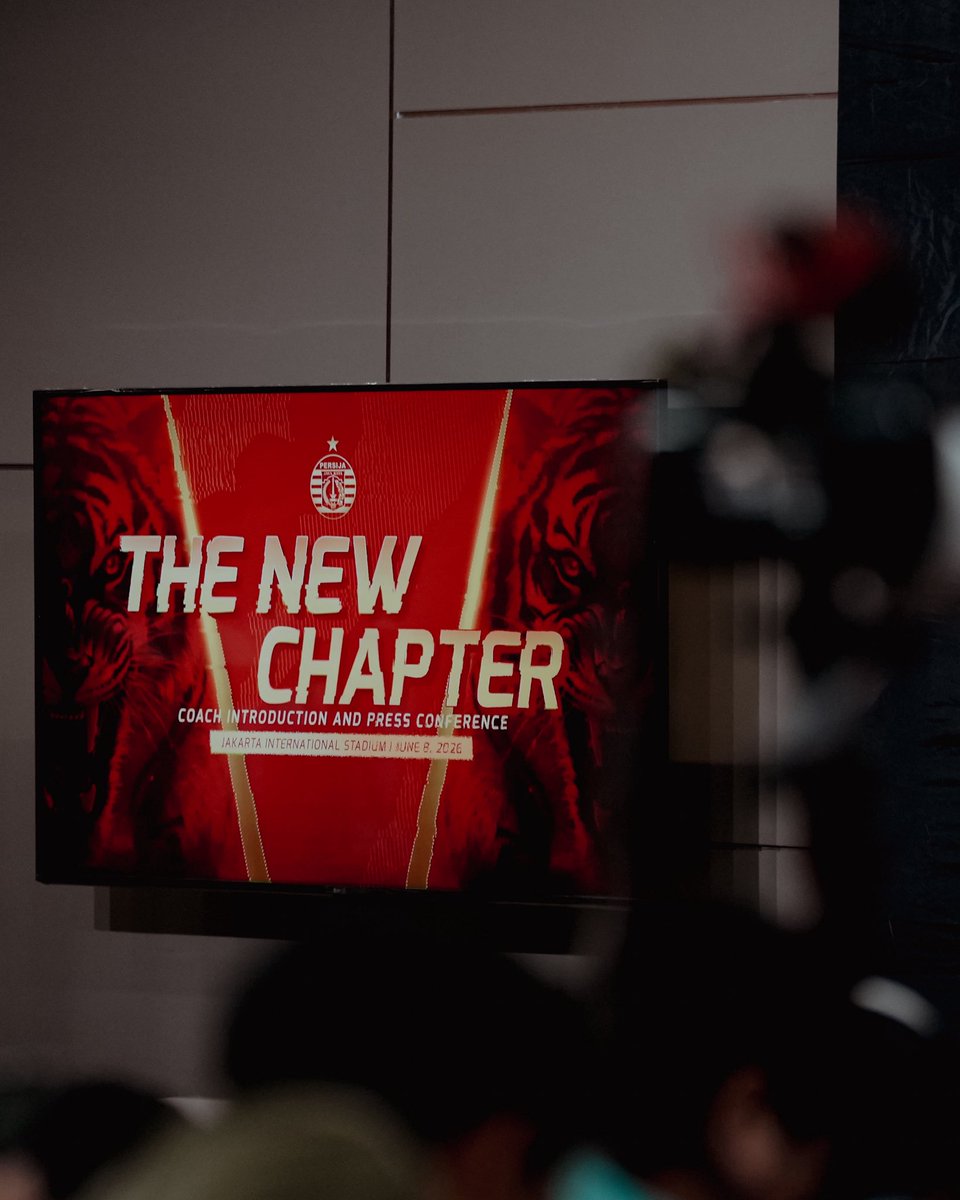 Persija_Jkt's tweet photo. Hari ini, sebuah cerita baru dimulai. Di kota yang tak pernah berhenti bermimpi, Persija siap menatap babak berikutnya.
Selamat datang, Coach Shin Tae-yong! 🫰🏻👆🏻
#TheNewChapter #Persija https://t.co/ZPubiUuuGj