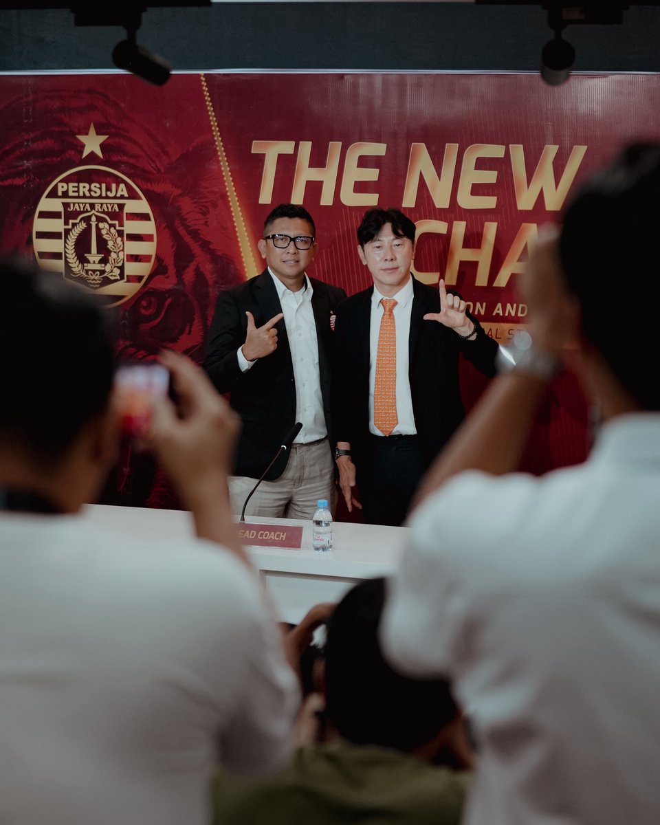 Persija_Jkt's tweet photo. Hari ini, sebuah cerita baru dimulai. Di kota yang tak pernah berhenti bermimpi, Persija siap menatap babak berikutnya.
Selamat datang, Coach Shin Tae-yong! 🫰🏻👆🏻
#TheNewChapter #Persija https://t.co/ZPubiUuuGj