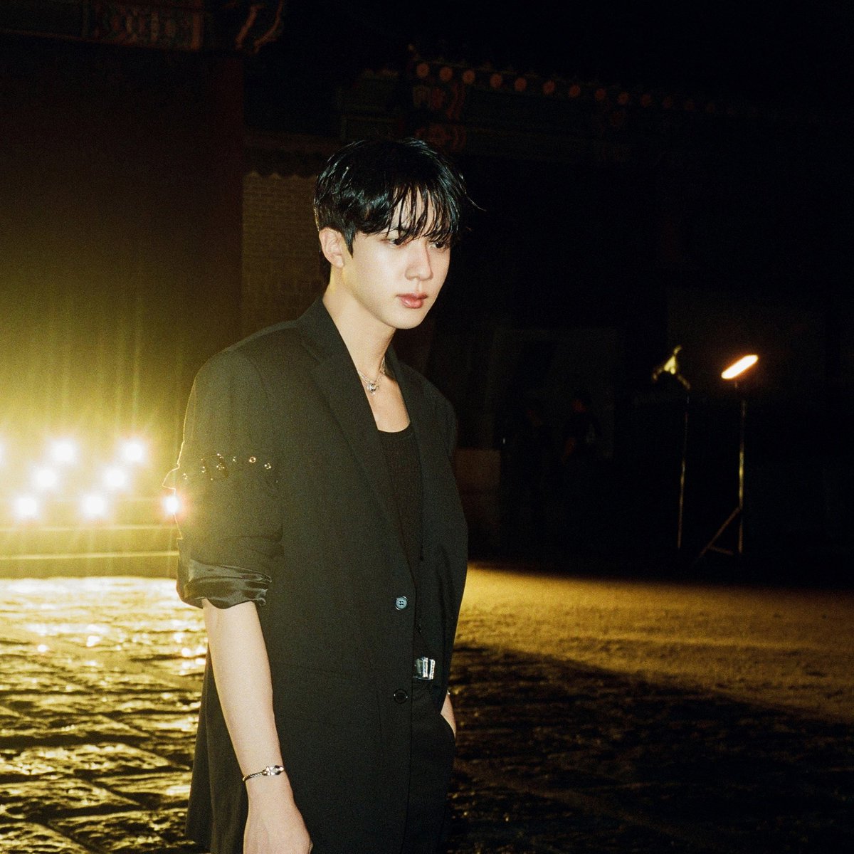 Akjinbts's tweet photo. Seokjin with his wet messy hair in these pics looks so dangerous 😵‍💫 https://t.co/9F6QQFvpyo
