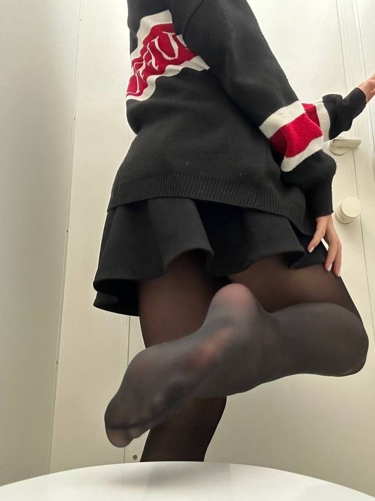elfr9g's tweet photo. Toook this in school, I lovee this uniform 
#school #tights #feet https://t.co/40MIozLP6t