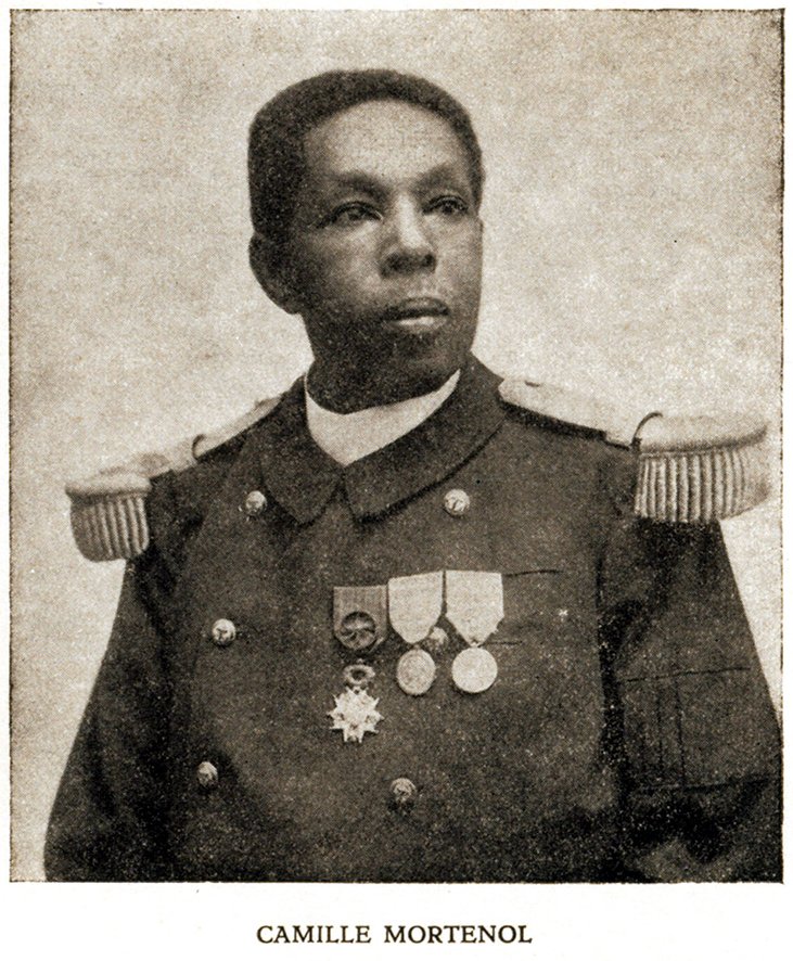 Defensexpert's tweet photo. Célébrer Eugene Bullard , aussi une opportunité de rappeler la saga des ingénieurs des caraïbes françaises,   l'ingénieurs des arts et métiers Pierre Rejon, pilote de chasse durant la 1ere Guerre , et du colonel Camille Mortenol,  Polytechnicien, qui commanda la défense anti aérienne de Paris à partir de 1915 en apportant de nombreuses innovations comme le recours aux spots de théâtres pour éblouir les bombardiers allemands.