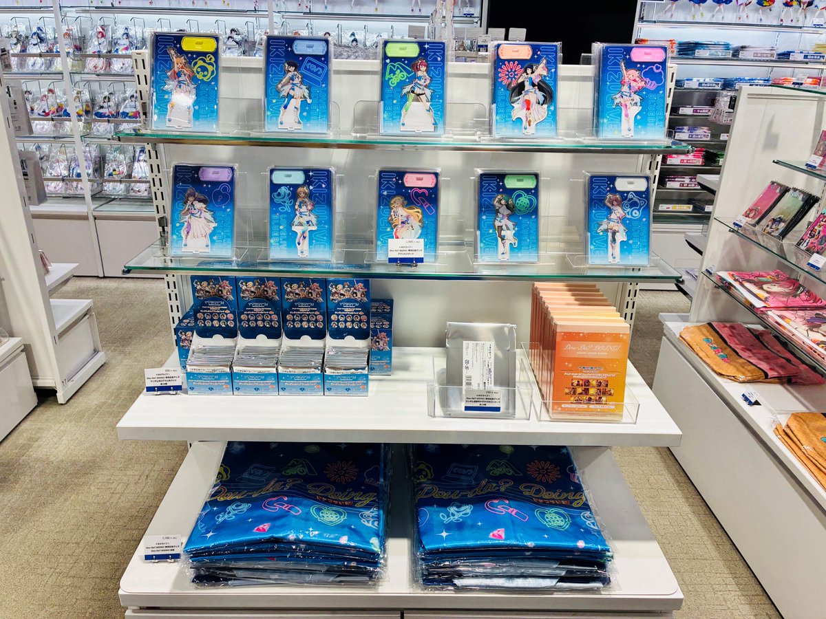 LoveLive_ofs's tweet photo. 【アトレ秋葉原店】 
商品情報

イキヅライブ！ LOVELIVE! BLUEBIRD
アニメーションMV Dou-Da? DOING!発売記念グッズ

本日より発売してます💘
ご来店お待ちしております✨

#スクールアイドルシアター https://t.co/PfBRtpLIQI