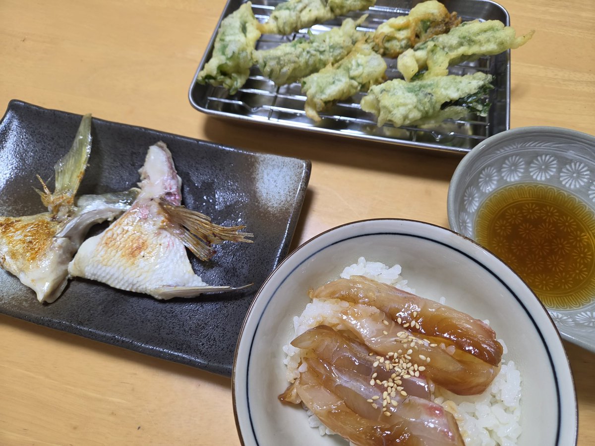pokkunzero's tweet photo. 帰路、ちょっと用事があったので茜部に
そう、ここは名人久太郎ゆかりの地

さて、夕食捌いた鯛で作ったてんぷら、大葉を巻いてさっぱりと
漬け丼とカマ焼きもうまいのだ https://t.co/6vDZ0tTO2y