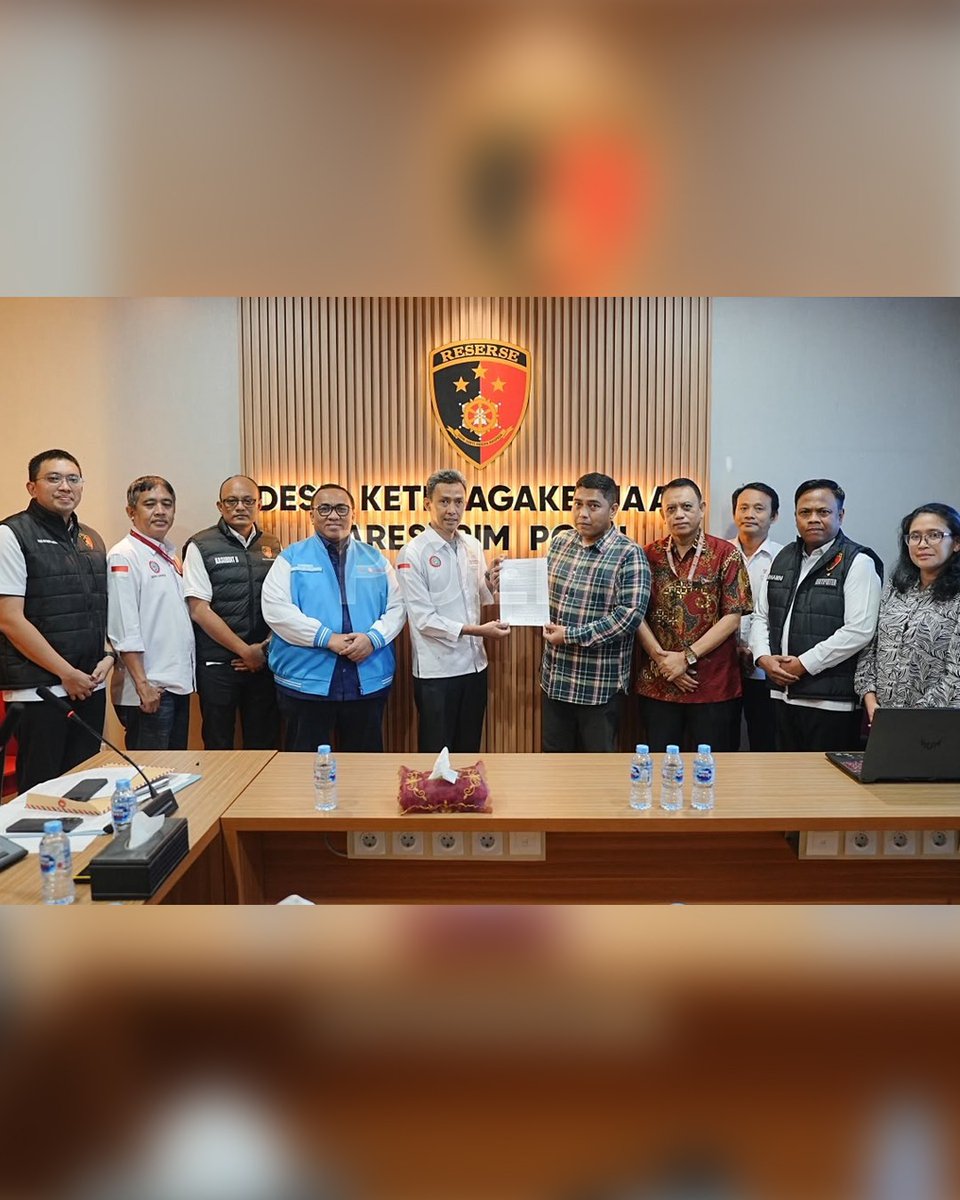 HumasResInhu's tweet photo. Desk Ketenagakerjaan Polri berhasil memfasilitasi penyelesaian sengketa ketenagakerjaan. #DeskKetenagaKerjaan menjadi wujud komitmen Polri Melindungi Buruh mengawal hak-hak pekerja, dan menciptakan lingkungan kerja yang aman serta produktif bagi seluruh masyarakat. https://t.co/Ocs3q17SJ7