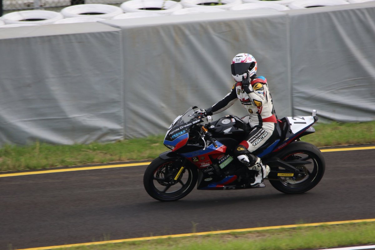 zeNWOFuC8n8RI4g's tweet photo. 鈴鹿サンデーロードレース第2戦
予選1位
決勝1位
今回やっと優勝することが出来ました!
まだまだ油断せず残り1戦頑張りたいと思います!
次も優勝してチャンピオン狙います🏆
#ホンダドリーム羽曳野
#PENSKE
#ogkkabuto
#アールエスタイチ
#みやもと鍼灸接骨院
#mdesign https://t.co/ZGNCLtdLFS