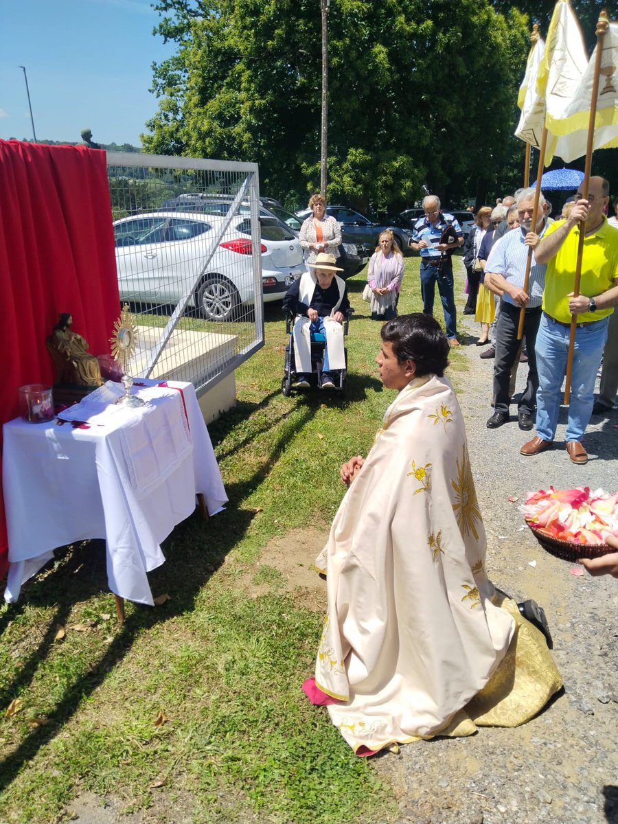 mondonedoferrol's tweet photo. 🙏🏼🌟 A comunidade parroquial de #Begonte, co impulso dos sacerdotes da UPA, recuperaron este ano a procesión do #CorpusChristi. Grazas a este pobo e a cantos vos implicastes nos preparativos!
#ElixeAmar #ElixeComunidade #Cáritas #Caridade https://t.co/NGCTWcaEp8