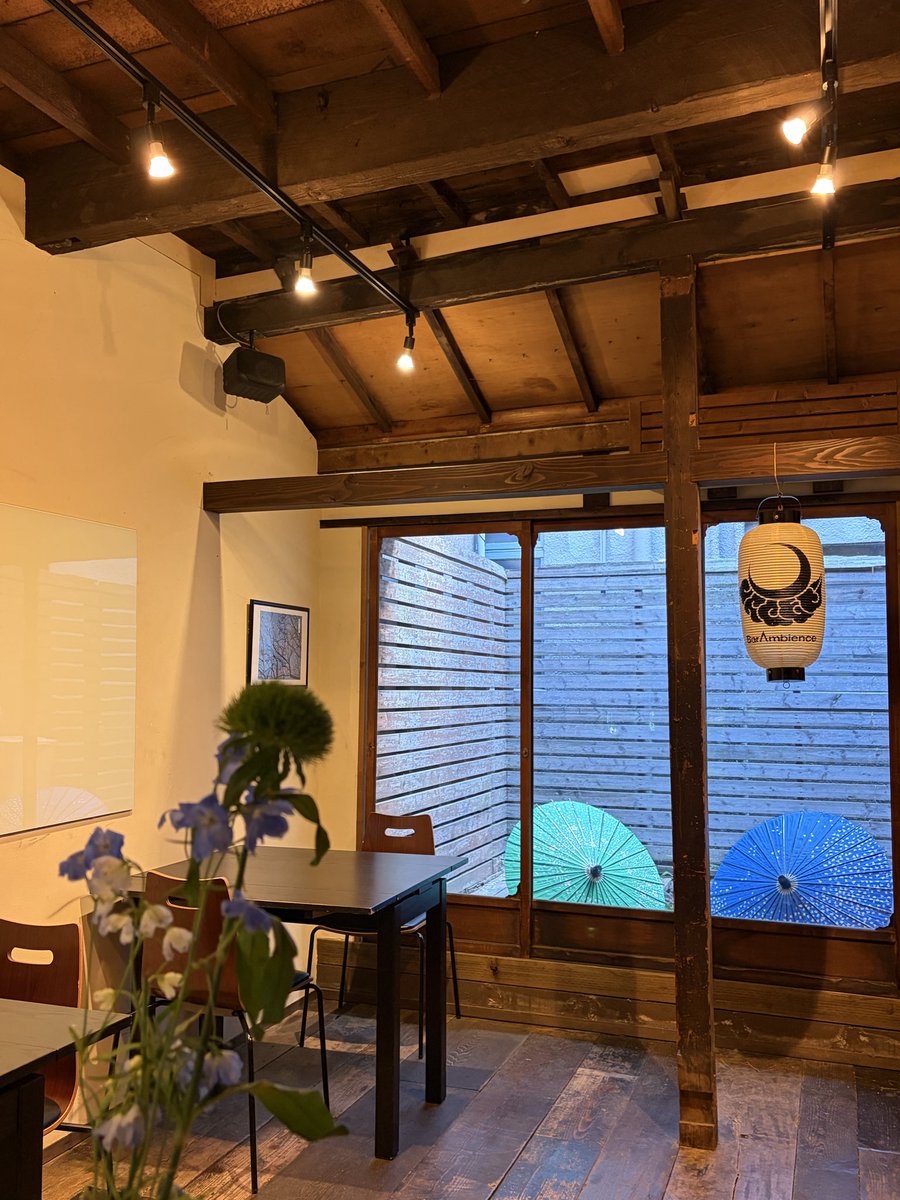 BarAmbience's tweet photo. 関東地方も梅雨入りとなりました☔️
長屋キッチンのある路地には、紫陽花が咲き誇り、秘密の場所の雰囲気がいっそう深まっています😄

隠れ家のような長屋でゆっくりクラフトビールを🍺✨

〈barambience＠長屋キッチン〉
🗓️ 毎週水曜日 18:00–21:00
📍 墨田区向島1-15-8
https://t.co/eiP1PgrVxh https://t.co/g9ZiL2ci83