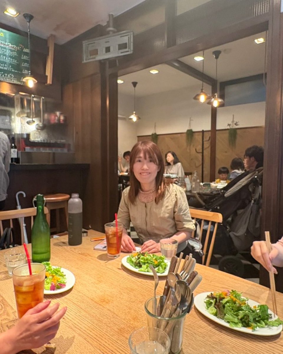Ire_Ayk's tweet photo. カメラ向けられるの気づいたらニヤつくか変顔しかしねぇ暴食女。
トーキョー研修楽しかった〜また来月〜。 https://t.co/z8sXXgKtWc