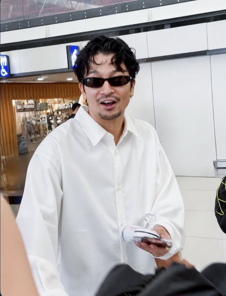 hk28679147's tweet photo. 常田さんの白シャツですが、ほぼほぼこれじゃないかというのを見つけたので共有します。

生地の厚み(透け具合)
オーバーサイズ
裾スクエアカット
サイドスリット
袖カフスの幅の細さ
バックヨークの生地切り替え位置

等の点から、nonnotteの25ssモデルのシャツがかなり近いかと思います。
#常田大希 https://t.co/LkujybyzTj