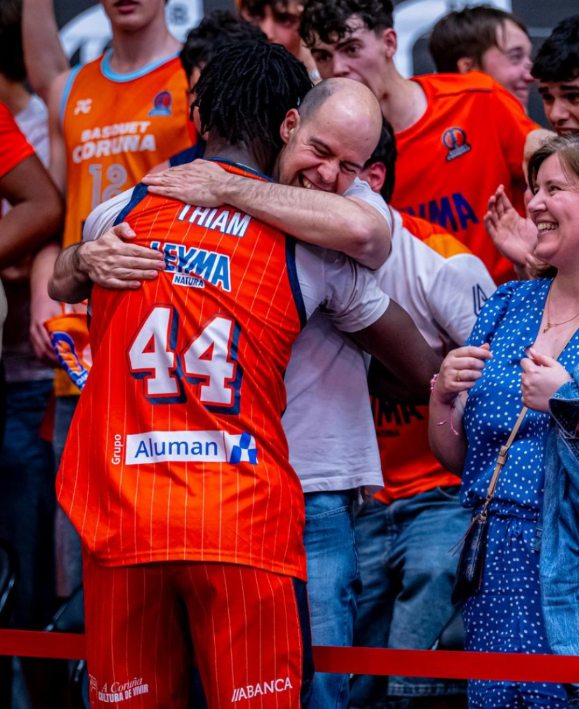 santodomingobet's tweet photo. Pues eso. #UNODINOI, @aba_davis Porque nosotros sabemos todo lo que has peleado.  
Quien tu sabes hoy será muy feliz. https://t.co/mE3gFUpW9C