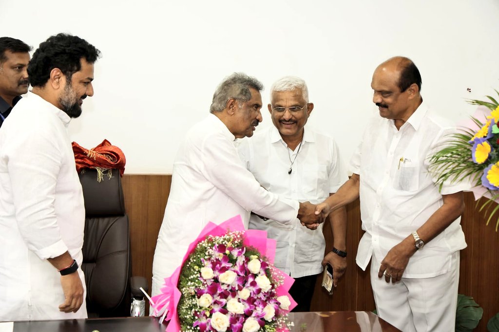 MLCHarishKumar's tweet photo. ಬೆಂಗಳೂರಿನಲ್ಲಿ ಕರ್ನಾಟಕ ರಾಜ್ಯ ಸರಕಾರದ ಇಂಧನ ಸಚಿವರಾಗಿ ನೇಮಕಗೊಂಡ ಶ್ರೀ @thekjgeorge ಅವರನ್ನು ಭೇಟಿ ಮಾಡಿ ಅಭಿನಂದನೆ ಸಲ್ಲಿಸಿದ ಸಂದರ್ಭ. https://t.co/u9dFjaegT7