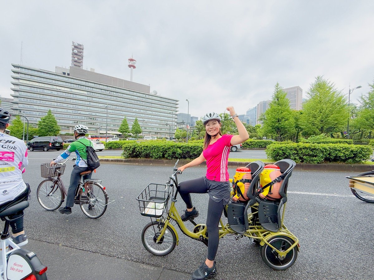 junko_okano's tweet photo. 『自転車活用推進議連』年に一度の青空総会🚲

今年はF1レーサーの片山右京さんも参加で、みんなで皇居の周り1周走ってきました💨

様々な関連企業の展示も行われており、双子や年子向けの、“幼児を2人載せれられる自転車”があったので、厚生労働委員としては「これを周知せねば」となって、双子自転車で行ってきました。

開発者ご自身が双子のお母さんで、自転車で転倒したことから安全な自転車を作りたいと思ったのがきっかけで生まれた“ふたごじてんしゃ”。
法定速度よりもゆっくりな時速14キロに制限されています。三輪で安定感があり、とにかく安全を重視して作られていました。

子どもの代わりにぬいぐるみが載せてあったので、皇居ランナーや散策中の外国人観光客から、かわいいかわいいと大好評でした😆

ーーーーー

自転車に関しては青切符制度導入に対し、「取り締まりばかりではないか」「まずは道路整備が先ではないか」という声があることも理解しています。

浦安ではつい先日も自転車とトラックの死亡事故も起こってしまいました。

一方で、自転車乗用中の死亡・重傷事故の4分の3で自転車側にも法令違反が確認されており、かつ自転車と歩行者の事故も増加傾向です。

道路交通法は、交通社会の中で最も弱い立場にある歩行者の安全を重視しています。その考え方自体は大切です。とはいえもちろんルールを求めるだけでなく自転車レーンの整備や安全な通行環境の確保も同時に進めなければなりません。

自転車は環境に良し！健康に良し！交通費節約に良し！の優れた移動手段です。
だからこそ、自転車も、歩行者も、自動車も、お互いがルールとマナーを守り、安全に活用できる方法を議連を通して考え続けようと思います。