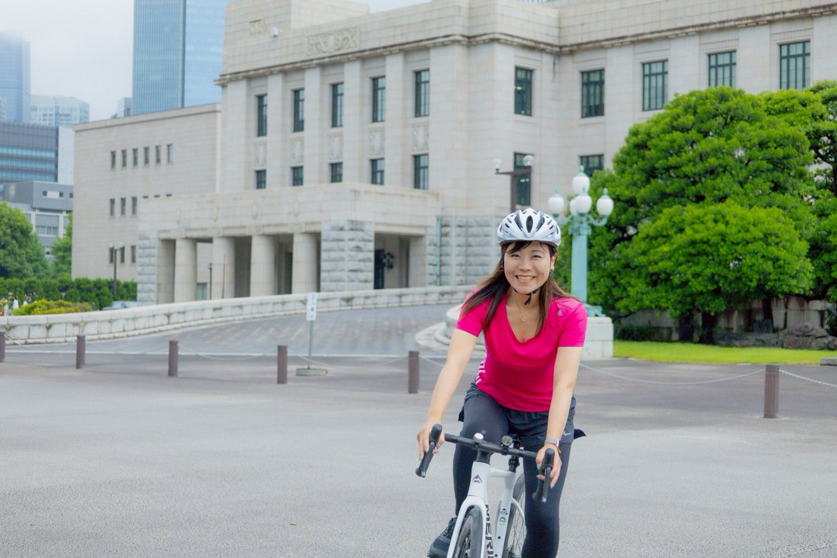junko_okano's tweet photo. 『自転車活用推進議連』年に一度の青空総会🚲

今年はF1レーサーの片山右京さんも参加で、みんなで皇居の周り1周走ってきました💨

様々な関連企業の展示も行われており、双子や年子向けの、“幼児を2人載せれられる自転車”があったので、厚生労働委員としては「これを周知せねば」となって、双子自転車で行ってきました。

開発者ご自身が双子のお母さんで、自転車で転倒したことから安全な自転車を作りたいと思ったのがきっかけで生まれた“ふたごじてんしゃ”。
法定速度よりもゆっくりな時速14キロに制限されています。三輪で安定感があり、とにかく安全を重視して作られていました。

子どもの代わりにぬいぐるみが載せてあったので、皇居ランナーや散策中の外国人観光客から、かわいいかわいいと大好評でした😆

ーーーーー

自転車に関しては青切符制度導入に対し、「取り締まりばかりではないか」「まずは道路整備が先ではないか」という声があることも理解しています。

浦安ではつい先日も自転車とトラックの死亡事故も起こってしまいました。

一方で、自転車乗用中の死亡・重傷事故の4分の3で自転車側にも法令違反が確認されており、かつ自転車と歩行者の事故も増加傾向です。

道路交通法は、交通社会の中で最も弱い立場にある歩行者の安全を重視しています。その考え方自体は大切です。とはいえもちろんルールを求めるだけでなく自転車レーンの整備や安全な通行環境の確保も同時に進めなければなりません。

自転車は環境に良し！健康に良し！交通費節約に良し！の優れた移動手段です。
だからこそ、自転車も、歩行者も、自動車も、お互いがルールとマナーを守り、安全に活用できる方法を議連を通して考え続けようと思います。