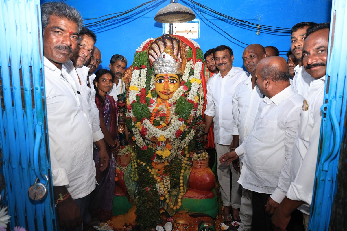 KPR_BRS's tweet photo. బీరప్ప స్వామి, దుర్గమ్మ తల్లి పూజా కార్యక్రమాల్లో పాల్గొన్న దుబ్బాక ఎమ్మెల్యే కొత్త ప్రభాకర్ రెడ్డి గారు...

చేగుంట మండల పరిధిలోని కర్నాల్‌పల్లి, చందాయిపేట గ్రామాల్లో సోమవారం ఆధ్యాత్మిక వాతావరణం నెలకొంది. ఆయా గ్రామాల్లో నిర్వహించిన ప్రత్యేక పూజా కార్యక్రమాల్లో దుబ్బాక ఎమ్మెల్యే కొత్త ప్రభాకర్ రెడ్డి ముఖ్య అతిథిగా పాల్గొన్నారు.

ముందుగా కర్నాల్‌పల్లి గ్రామంలో కురుమ సంఘం ఆధ్వర్యంలో అత్యంత వైభవంగా నిర్వహించిన శ్రీ బీరప్ప స్వామి విగ్రహ ప్రతిష్ఠాపన మహోత్సవానికి ఎమ్మెల్యే హాజరయ్యారు. ఈ సందర్భంగా విగ్రహ ప్రతిష్ఠాపన పూజల్లో పాల్గొని స్వామివారికి ప్రత్యేక పూజలు నిర్వహించారు.

అనంతరం చందాయిపేట గ్రామాలో నిర్వహిస్తున్న శ్రీ దుర్గమ్మ తల్లి వార్షికోత్సవ వేడుకల్లో పాల్గొన్నారు. అమ్మవారిని దర్శించుకుని ప్రత్యేక అర్చనలు చేశారు.

ఈ సందర్భంగా ఎమ్మెల్యే కొత్త ప్రభాకర్ రెడ్డి గారికి గ్రామస్తులు,కురుమ సంఘం నాయకులు ఘన స్వాగతం పలికారు.

ఈ కార్యక్రమాల్లో స్థానిక ప్రజాప్రతినిధులు, బీఆర్ఎస్ పార్టీ నాయకులు, కార్యకర్తలు, కురుమ సంఘం ప్రతినిధులు, గ్రామ పెద్దలు మరియు భక్తులు పెద్ద సంఖ్యలో పాల్గొన్నారు...