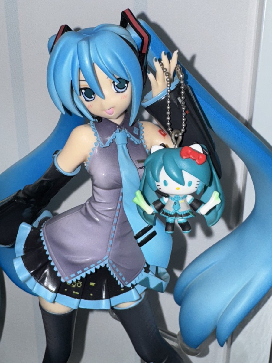 MiKUMru's tweet photo. I love hanging keychains on figures https://t.co/jHqQMqEwg1