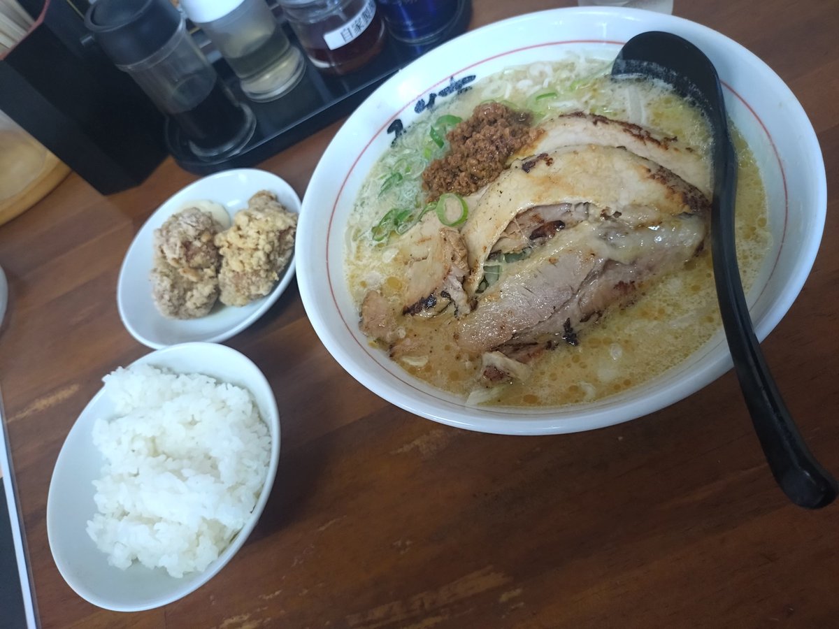 ando_d_k's tweet photo. 今日の現場飯🍜
・こぼれ味噌󠄀チャーシュー麺 家伝味噌󠄀
・唐揚げ・小ライスset
みそ吉　神谷店
いわき市平塩出口
#ラーメン
#いわき市ラーメン
#みそ吉神谷店 https://t.co/aI3L8gm0of