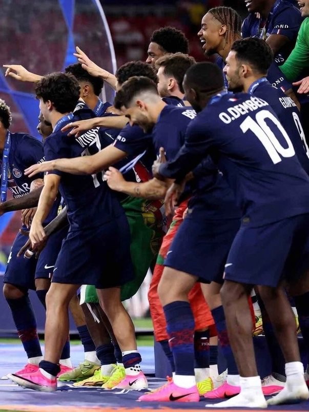 PARlSIEN's tweet photo. 2 FOIS C’EST LÉGENDAIRE ⭐️⭐️❤️💙 https://t.co/OHZf6jSz6V