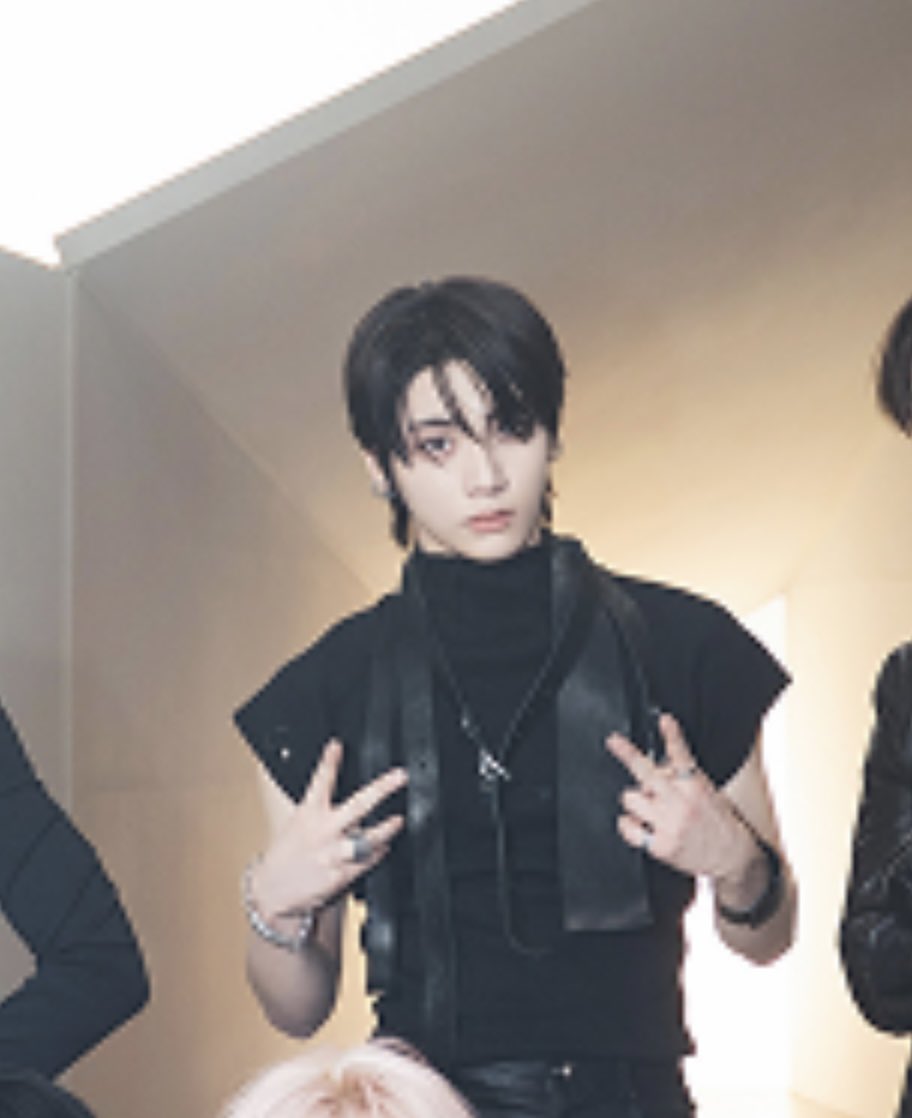 pom_____light's tweet photo. テサンくんの人差し指と小指に指輪ということでこのソンホさんの首筋に触れる手が確定でテサンくんになりましたありがとうコムチズ https://t.co/cRvkvT9V5r