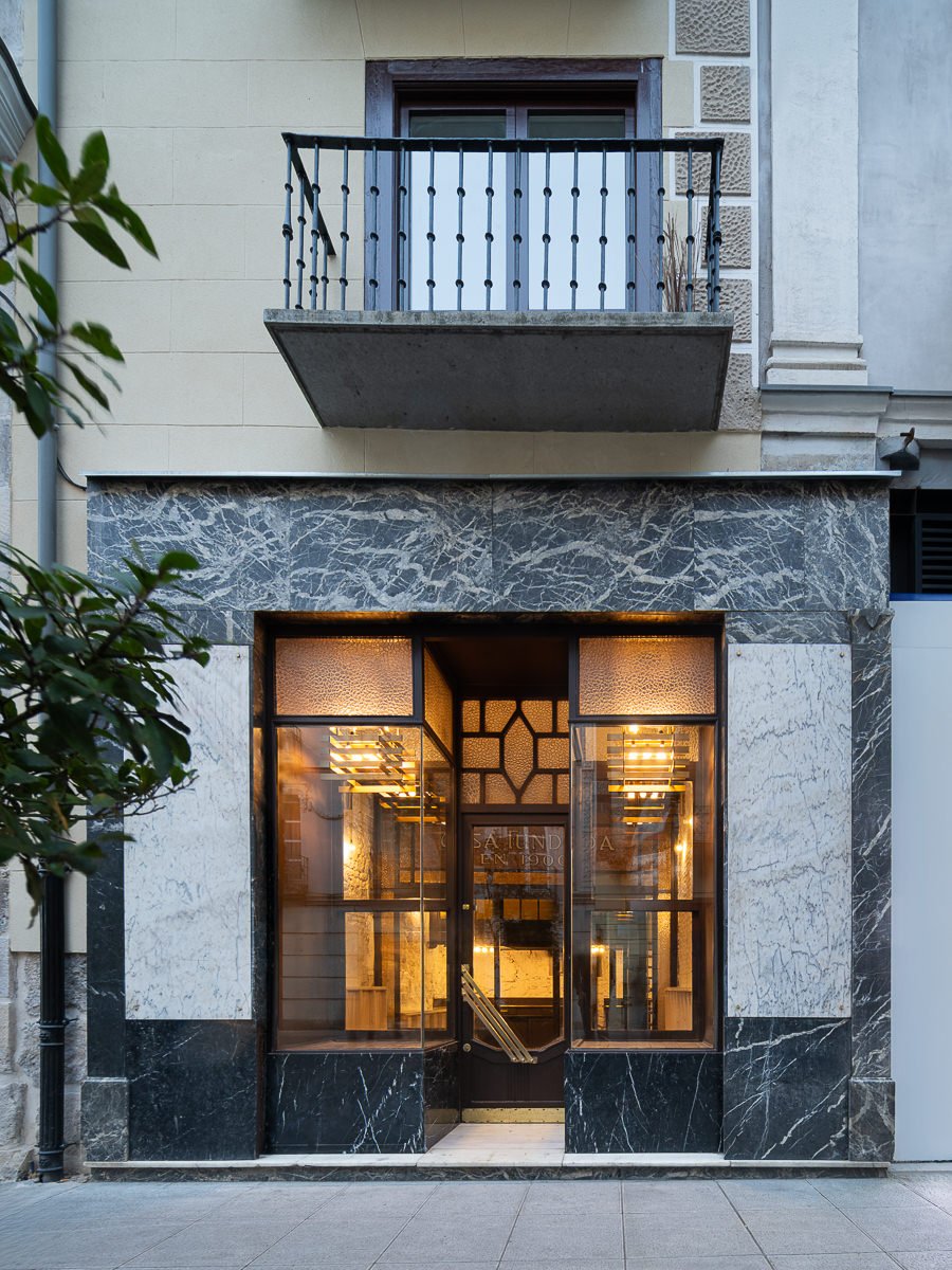 VaProyecta's tweet photo. El Colegio de Arquitectos de Valladolid (COAVA) concede la placa Docomomo Ibérico al local de Cuchillería Blanco en Calle Santiago, obra de Ramón Pérez Lozana con una reciente rehabilitación de Óscar Miguel Ares.

📸 https://t.co/M7NfsfFaq0

📍 Calle Santiago, Valladolid. https://t.co/EFdHeVJh41