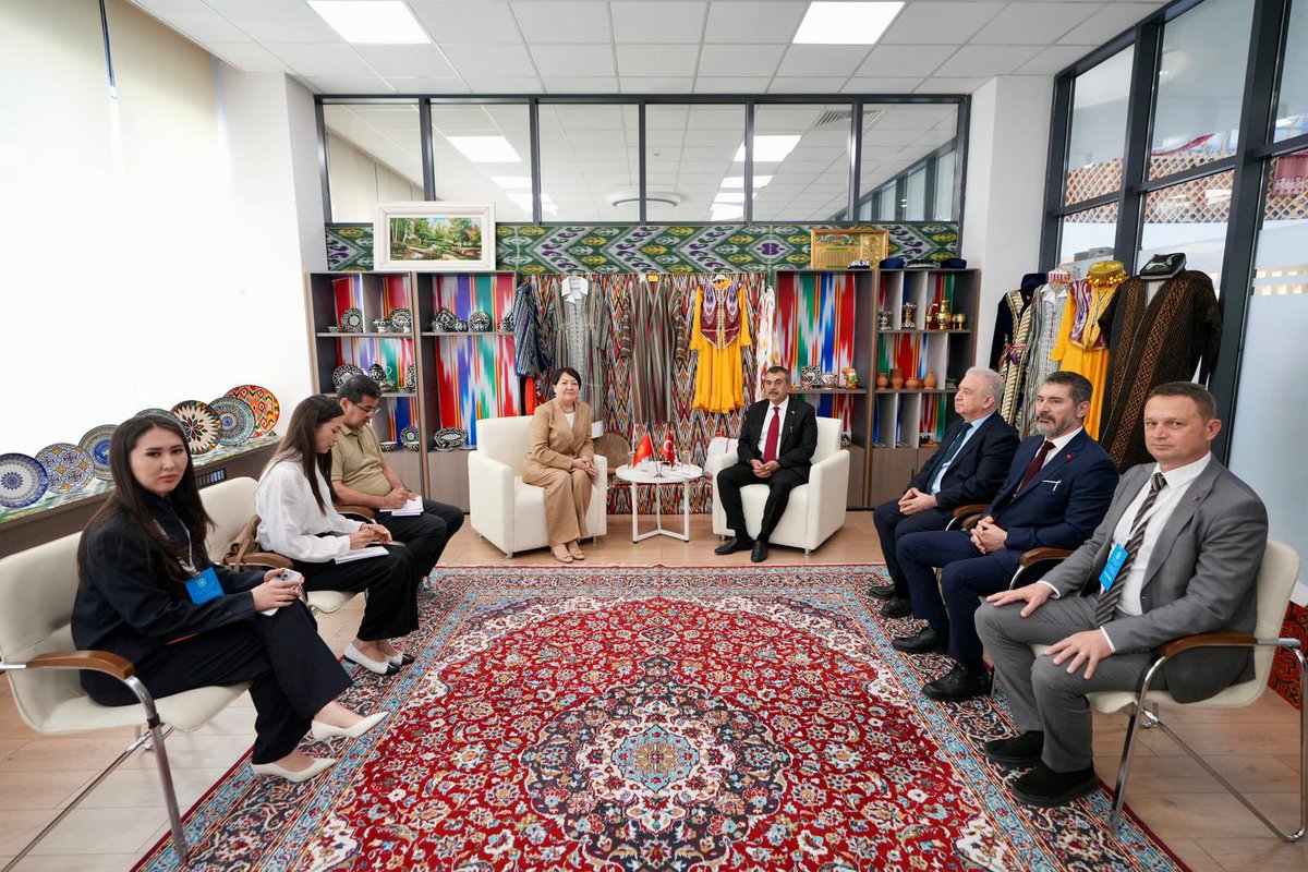 Yusuf__Tekin's tweet photo. 📍Kazakistan

Kırgızistan Eğitim Bakanı Sayın Dogdurkul Kendirbaeva ile eğitim alanındaki iş birliği konularını görüşmek üzere bir araya geldik.

Görüşmemizde, Türk dünyasında eğitim iş birliğinin güçlendirilmesi, eğitimde yapay zekâ uygulamaları ve ortak projeler üzerine değerlendirmelerde bulunduk.

Sayın Bakana güçlü dayanışmasından ötürü teşekkür ediyor, iş birliğimizin ülkelerimiz ve evlatlarımız için hayırlara vesile olmasını diliyorum.