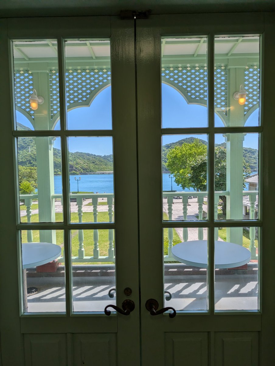 AfroGordon's tweet photo. 熊本県宇城市
三角西港　浦島屋

洋風建築で建物の中から外を見ると海��山が見えます。
明治時代からこんな風景を見ていたと思うと感慨深いですね。 https://t.co/P1pSCes8Sx