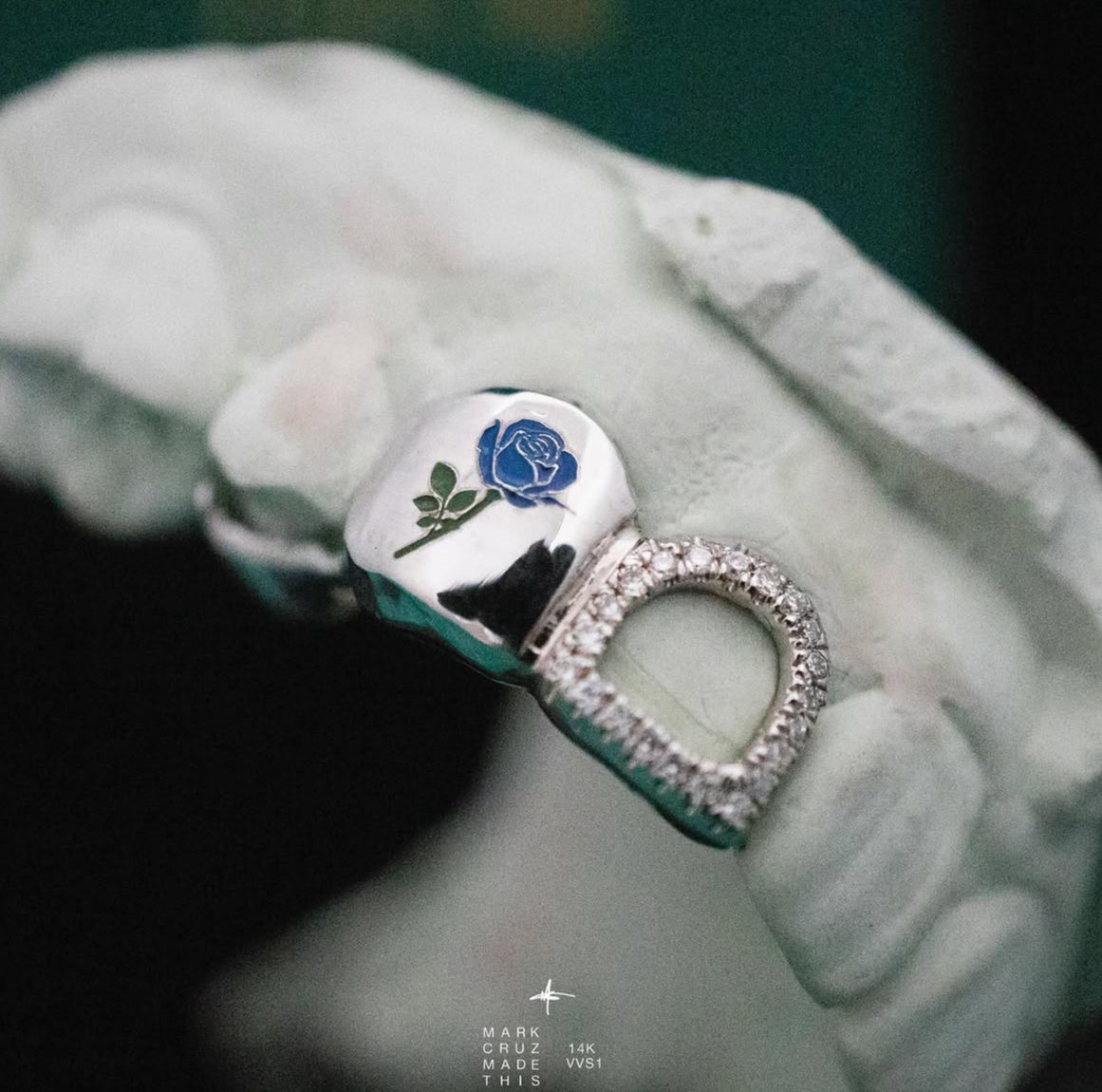 tjruby_'s tweet photo. เจนนี่ใส่ grillz custom 14k white gold ประดับด้วย Blue Rose และฝังเพชร VVS1 ที่กรอบ 

วันนี้น้องใส่ทั้งอินเอียร์ blue rose และ grillz blue rose ขึ้นแสดงที่งาน Gov Ball 💙 https://t.co/0hOrtdi3ZF