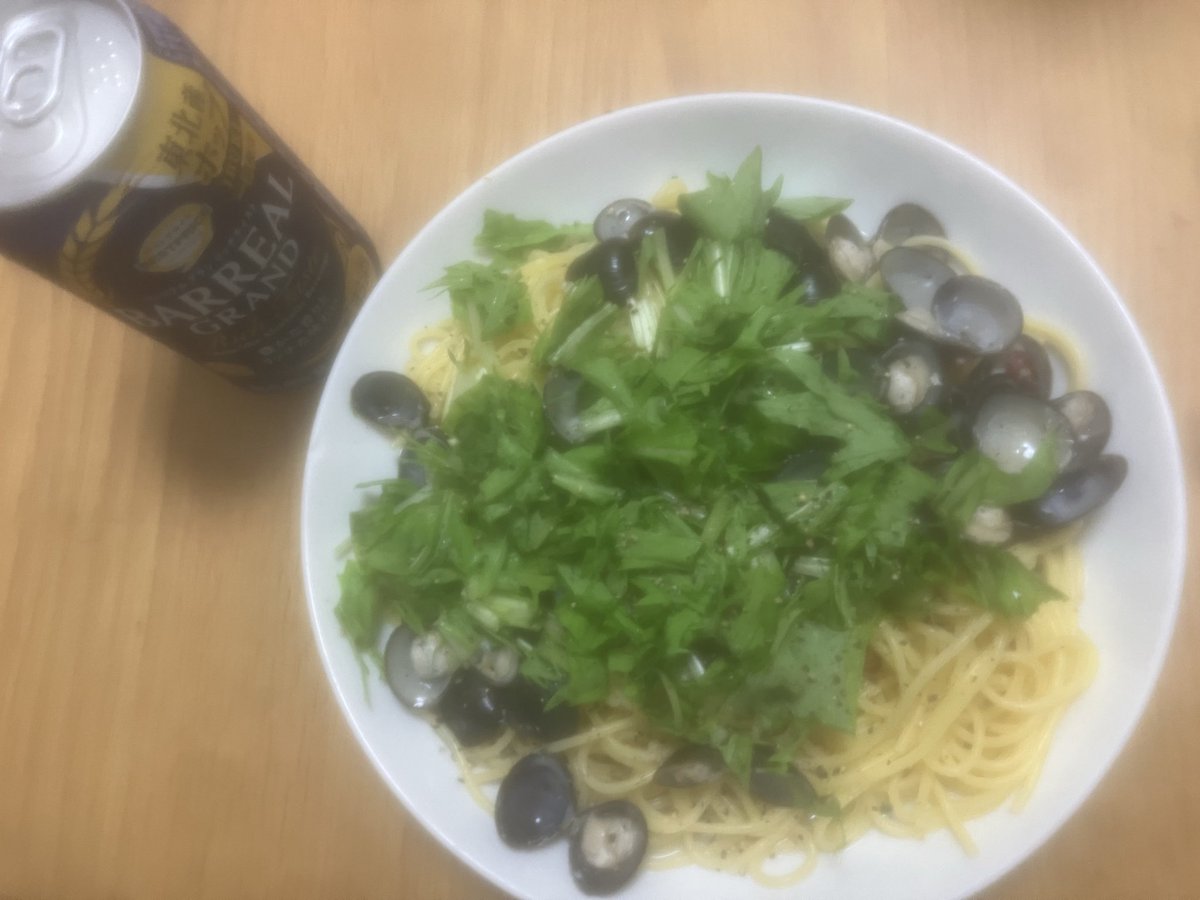 ktym47's tweet photo. 今晩のおかずは
しじみ出汁茹であげパスタ🍝

実は、わたしの得意料理のひとつ
しじみ出汁でそのままパスタ茹でて
塩コショー、ニンニク、鷹の爪で味付け🌶️
今日は、サラダにしようとしてた水菜を
そのまま乗っけて乾杯🍻

#おうちごはん
#晩酌
#バーリアルグランリッチテイスト
#しじみパスタ
#水菜 https://t.co/ZXM0u5PLd3