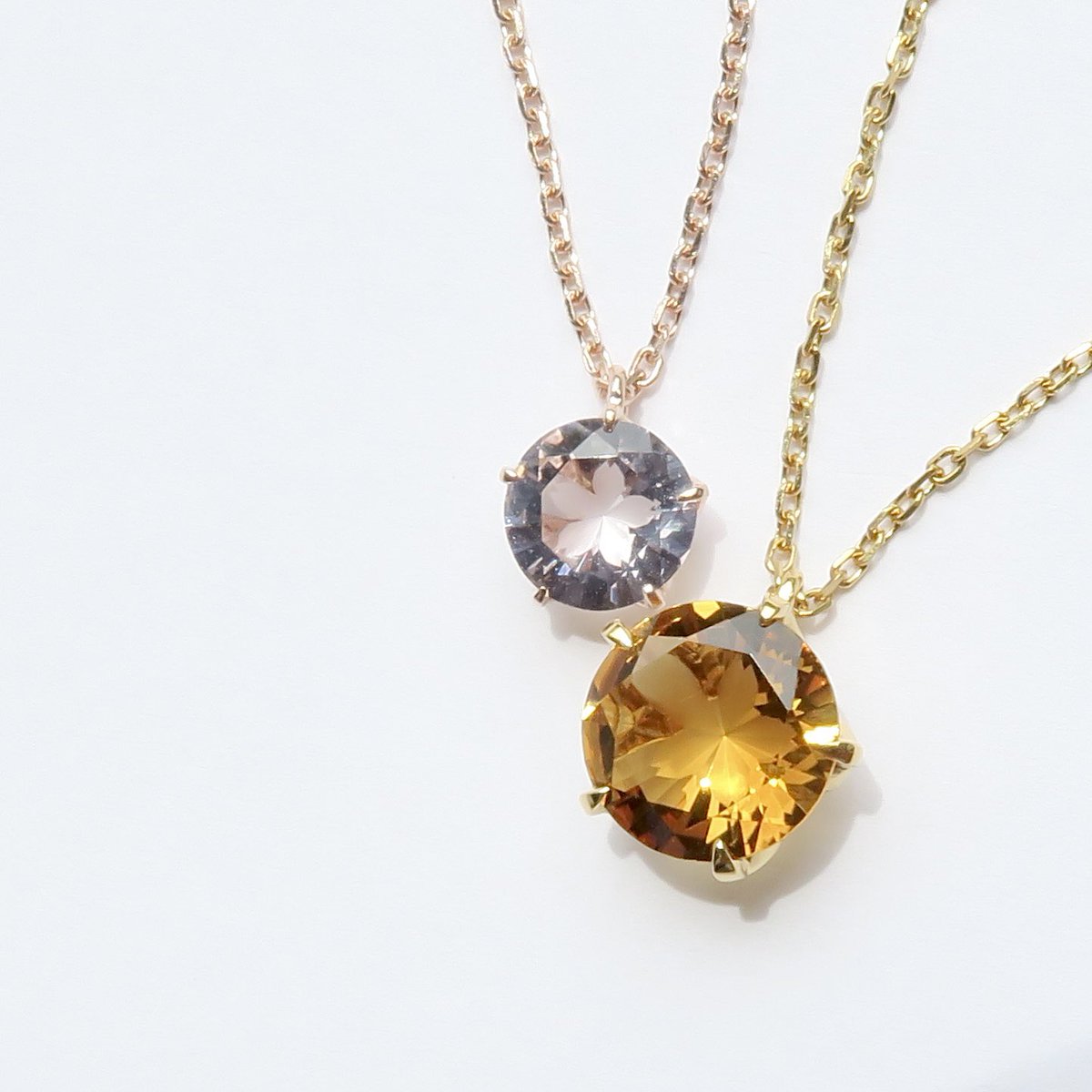 FREESIA2014's tweet photo. 仕上がりましたお品物のご紹介です✨

#フリージアの仕上がりお品物たち

【左】
ネックレス
N-4
Silver（ピンクメッキ）
モルガナイト 6mm
さくらインカット

【右】
ネックレス
N-4
Silver（金メッキ）
シトリン 8mm

同じお客様からお預かりした2石を、同じN-4デザインでお仕立ていたしました。

やさしく可憐なモルガナイトにはピンクメッキを。
明るく華やかなシトリンには金メッキを合わせて。

同じデザインでも、石の色や大きさ、地金の組み合わせによって印象が大きく変わるのがセミオーダーの魅力です✨

それぞれの石が持つ個性を活かした、素敵なネックレスに仕上がりました。

皆さまのお仕立ての参考になりましたら幸いです。

ルース：シミズ貴石様
@shimizu_kiseki