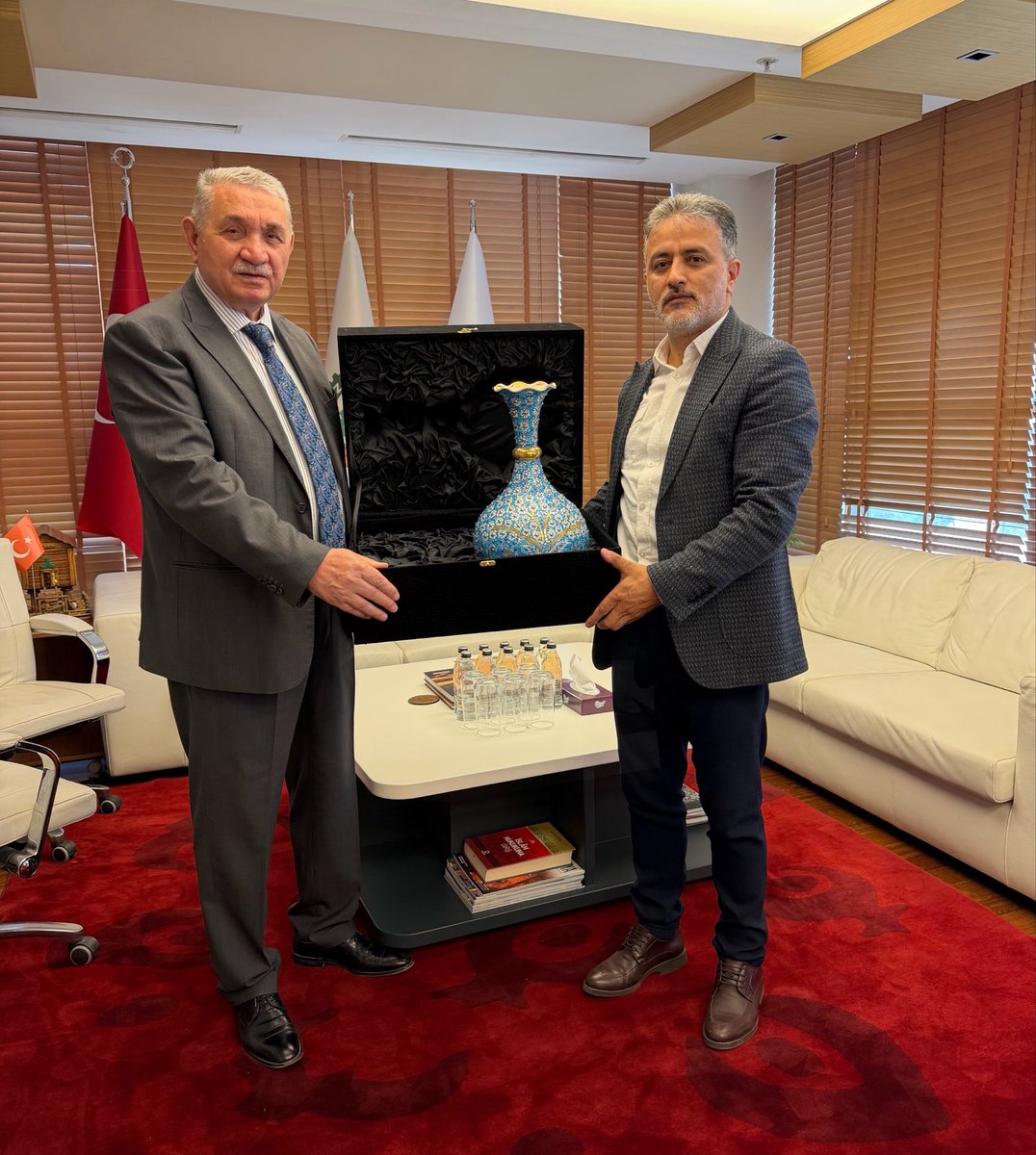 settaraslan's tweet photo. Öz Gıda-İş Sendikası Genel Başkanı Ramazan Canpolat ve kıymetli Yönetim Kurulu üyelerini ağırlamaktan büyük memnuniyet duyduk.

Sendikal dayanışmanın, kardeşliğin ve ortak mücadelenin güçlenmesine katkı sağlayan bu nazik ziyaretleri için kendilerine teşekkür ediyor, çalışmalarında başarılar diliyorum.

Birlik ve beraberlik içerisinde emek hareketini daha güçlü yarınlara taşıyacağımıza olan inancımızla, Sayın Genel Başkana ve değerli heyetine şükranlarımı sunuyorum.

@Ozgidais_snd