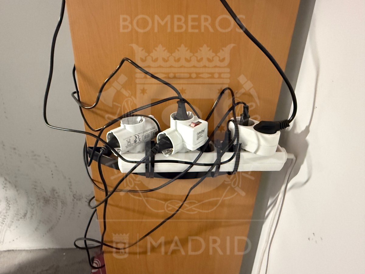 BomberosMad's tweet photo. ⚠️Una regleta no es una central eléctrica
📸real de una intervención🚒
Una práctica tan habitual como peligrosa:
Regleta conectada a varios ladrones hasta llevar la instalación al límite👉provoca el aumento de la temperatura, deterioro del aislamiento y el origen de un #incendio https://t.co/yF7S1ozD48