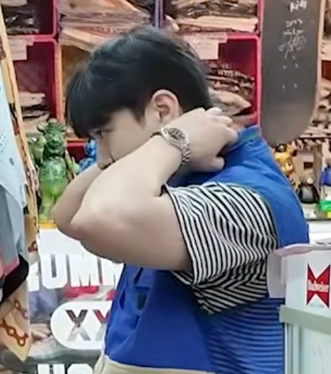 secangkircafein's tweet photo. eh.. bang baju itu harganya berapa? oh lima ribu.. hah? nawar dicekek? oohh… hmm empat ribu deh bang?? eh… mnhHnNbgh UHUK… hah ah… uhuk HNNNGHNNHGHMHHHhh https://t.co/KHJaMKCGCC