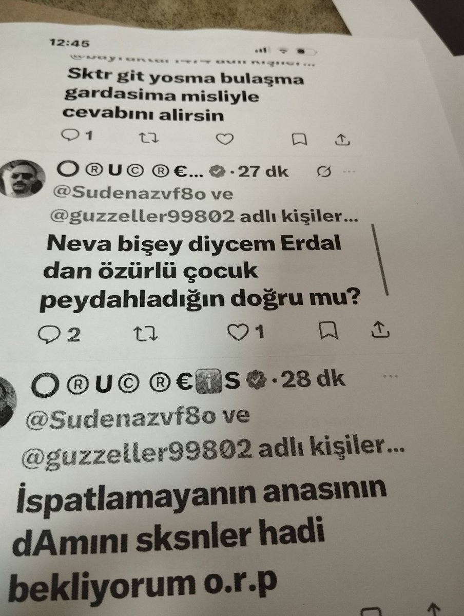 GeceYEx's tweet photo. Tarafımca elde bulunan ekran görüntüleri ve mevcut deliller doğrultusunda; kendisini ". @oruc_reis_3310 olarak tanıtan Serhat Oruç Keskin isimli şahıs hakkında, Türkiye Cumhuriyeti'nin kurucusu Gazi Mustafa Kemal Atatürk'e ve Cumhuriyet değerlerine yönelik hakaret ve aşağılayıcı ifadeler kullandığı yönünde şikâyetçi olduğumu beyan ederim.

Ayrıca söz konusu şahsın,@sah_song herhangi bir somut delil ortaya koymaksızın şahsımı "FETÖ mensubu" olmakla suçladığı, bir kadının engelli çocuğu üzerinden "başkasından peydahlamış" şeklinde aşağılayıcı ve onur kırıcı ifadeler kullandığı, engelli bireyi hedef alan alay ve hakaret içerikli söylemlerde bulunduğu yönünde elimde paylaşımlar ve ekran görüntüleri bulunmaktadır.

Bunun yanında, yaklaşık kırk kişilik dinleme ve ses grupları bulunduğunu ifade ederek birçok kişiyi hapse attıracağını söylediği, bu kapsamda çeşitli kişilere yönelik korku, baskı ve tehdit oluşturabilecek nitelikte beyanlarda bulunduğu da tarafımdan tespit edilmiştir.

Öte yandan, şahsın kişisel verilere hukuka aykırı şekilde erişim sağlayabilecek nitelikte faaliyetler içerisinde bulunduğunu düşündüren, telefon numaralarına ulaşabildiğine ilişkin beyanları da mevcuttur. Bu hususta "panel" olarak tabir edilen yasa dışı veri sorgulama faaliyetleriyle bağlantısının bulunup bulunmadığının ilgili makamlarca araştırılmasını talep etmekteyim.

Yukarıda arz ve izah edilen hususlar kapsamında, mevcut ekran görüntüleri ve diğer delillerin incelenerek gerekli soruşturmanın yürütülmesini, suç unsuru tespit edilmesi hâlinde ilgili kişi hakkında kamu davası açılması ve tutuklanmaları için  gerekli işlemlerin başlatılması için hem buradan hem de posta yoluyla İstanbul Anadolu Cumhuriyet başsavcılığına soruşturma için başvuru yapılmıştır.