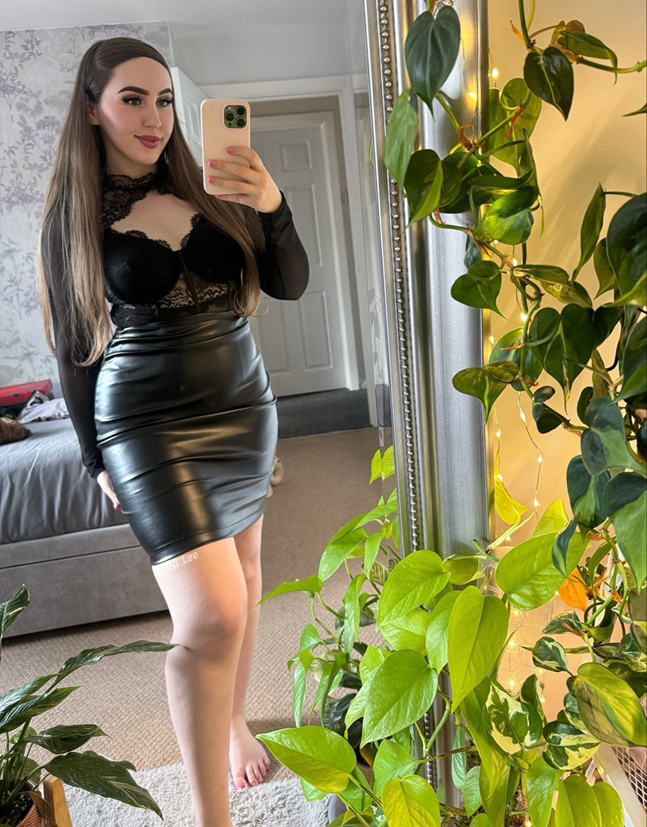 Superiorfz2s's tweet photo. What’s one word you’d use to describe me?👀 Comment below🖤⬇️
@PaulPaulcheezan 
#Bdsm #fyb 
#Dom https://t.co/krabmEqwpY