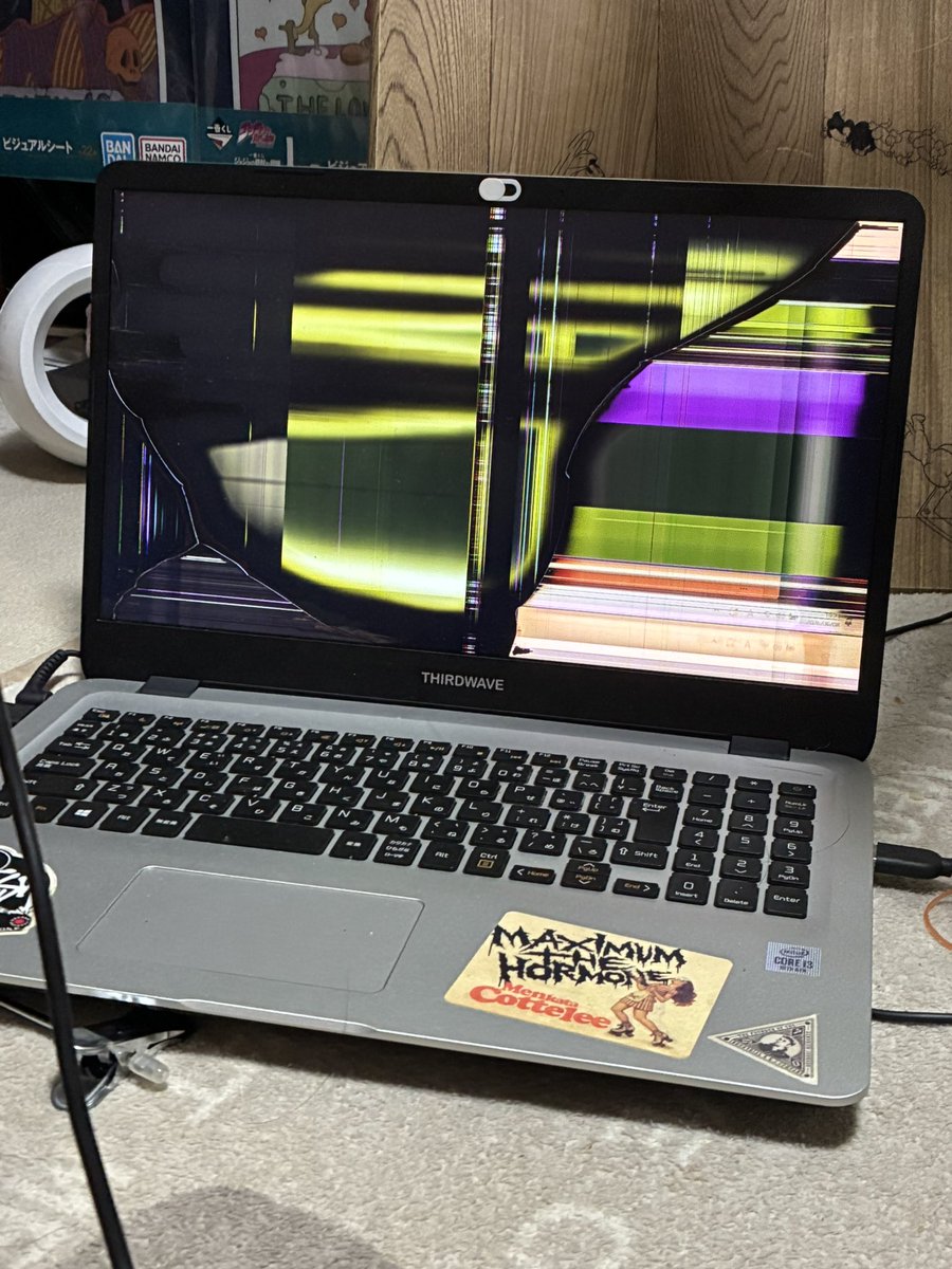 matya37's tweet photo. このパソコンでどう改変しろと？
こうなったのはただ歩いてたら足ぶつけて割れただけやのに… https://t.co/K0iCzbMFq4