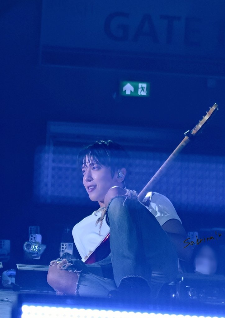 Sabrina890622's tweet photo. 💙🎸
#정용화
#CNBLUEinBKK
#3LOGYinBKK https://t.co/D1FziMyATK