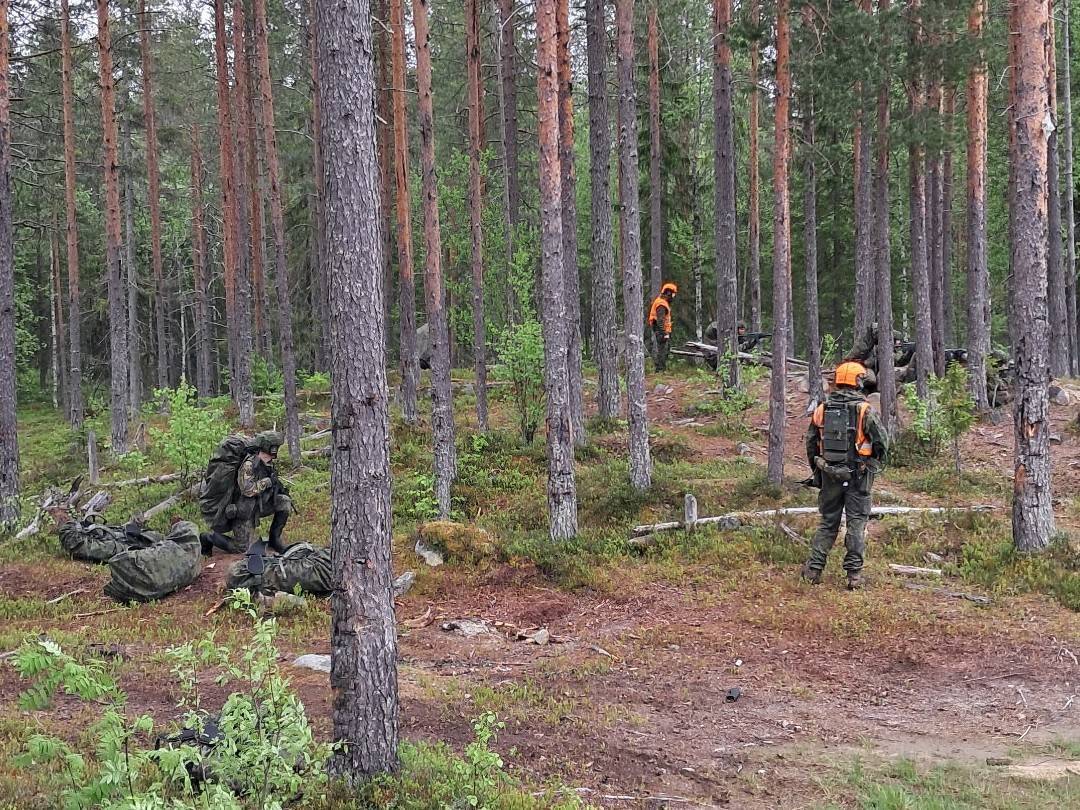KainuunPR's tweet photo. #Kainuunjääkärit toteuttivat J-jakson taisteluammunnat, mikä olikin viimeinen harjoitus juhannusviikolla kotiutuville ja mihinn siirryttiin suoraan Northern Star -harjoituksesta, jossa joukko harjaantui monipuolisiin taistelutehtäviin.
#kaipr #maavoimat #kaijp #inttiarki https://t.co/5hHTWU0vza