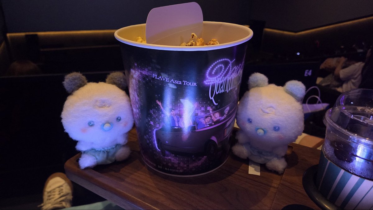 dhee_ely's tweet photo. 화면에 플레이브로 가득 차서 너무 행복해따 🥹 역시 영화는 크게 볼수록 좋아 ㅠㅠ 
 
@4dplexfilm
#PLAVE #플레이브 #PLAVE_INCINEMAS
#플레이브아시아투어_대쉬퀀텀리프_앙코르인시네마 #플레이브_대쉬퀀텀리프_관람인증이벤트 https://t.co/jWSXWQHjDi